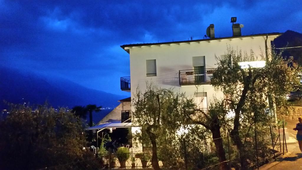 Hotel Augusta Garni ลีโมเนซุลการ์ดา ภายนอก รูปภาพ