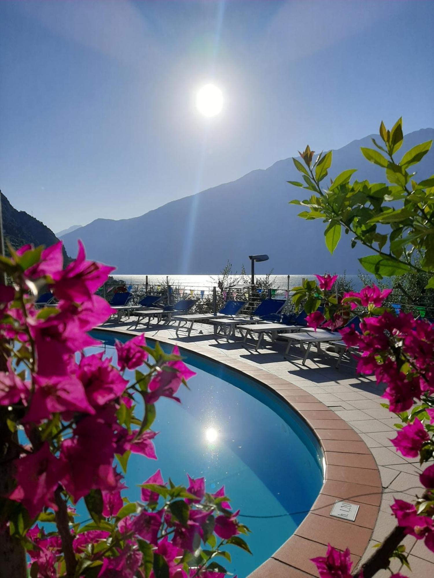 Hotel Augusta Garni ลีโมเนซุลการ์ดา ภายนอก รูปภาพ