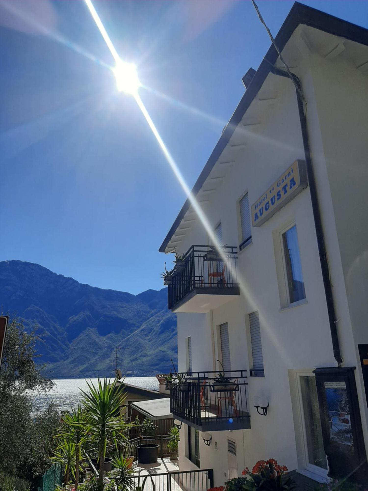 Hotel Augusta Garni ลีโมเนซุลการ์ดา ภายนอก รูปภาพ