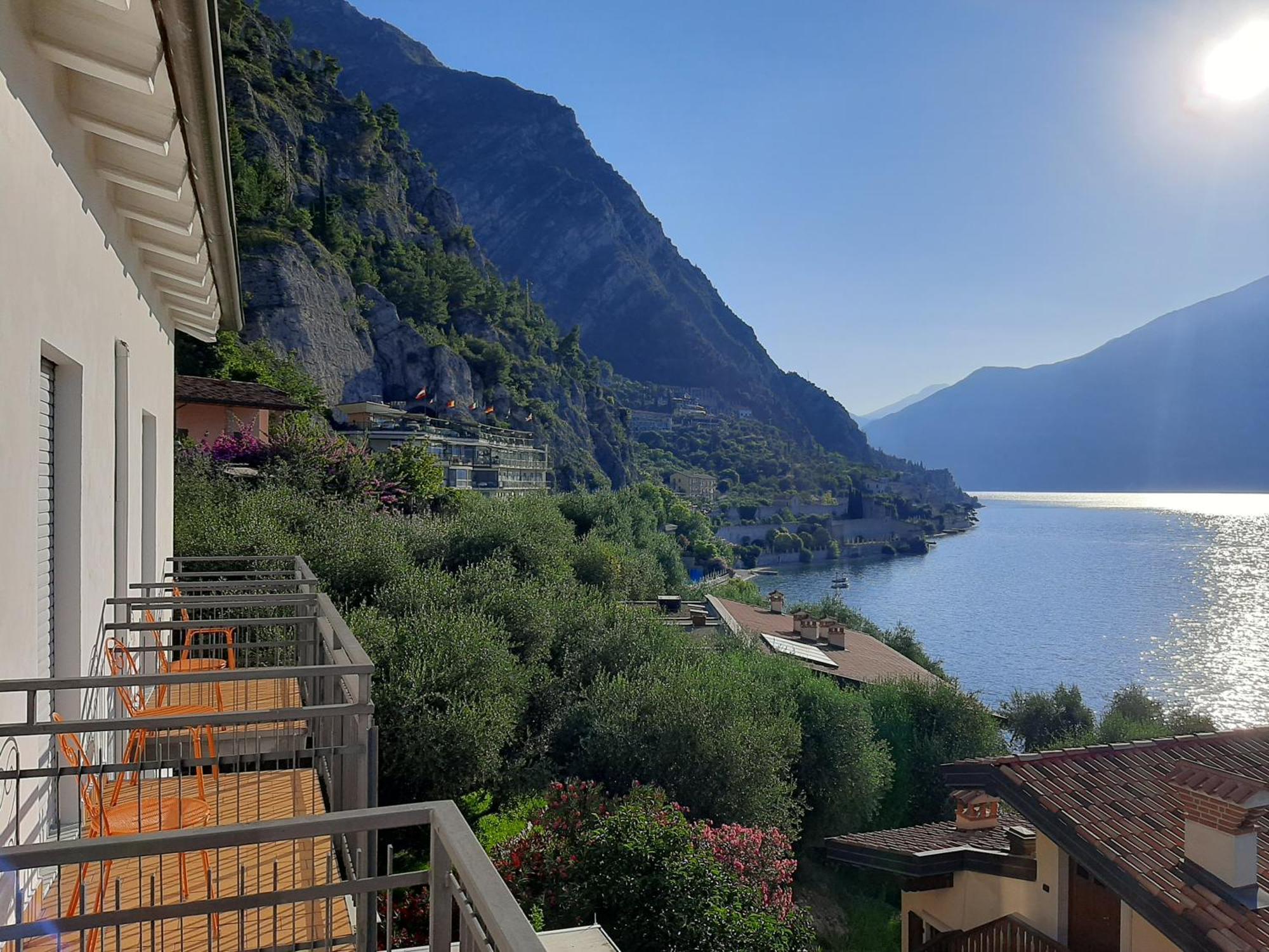 Hotel Augusta Garni ลีโมเนซุลการ์ดา ภายนอก รูปภาพ