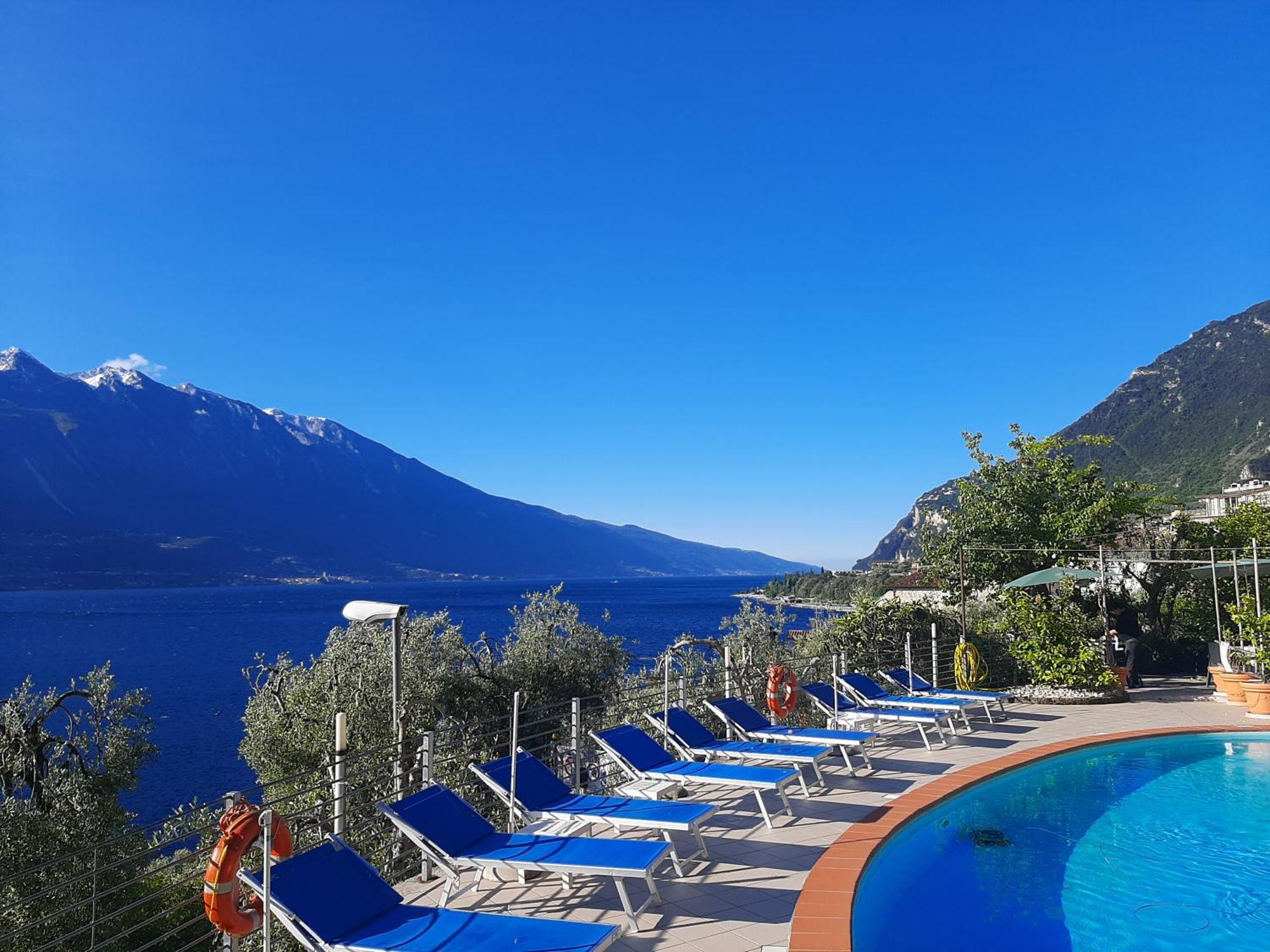 Hotel Augusta Garni ลีโมเนซุลการ์ดา ภายนอก รูปภาพ