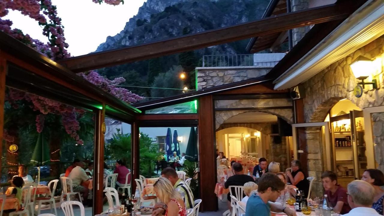 Hotel Augusta Garni ลีโมเนซุลการ์ดา ภายนอก รูปภาพ